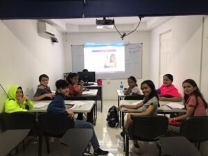 Estudiantes en una clase de inglés en Omnia Open Academy, Mateare, Managua